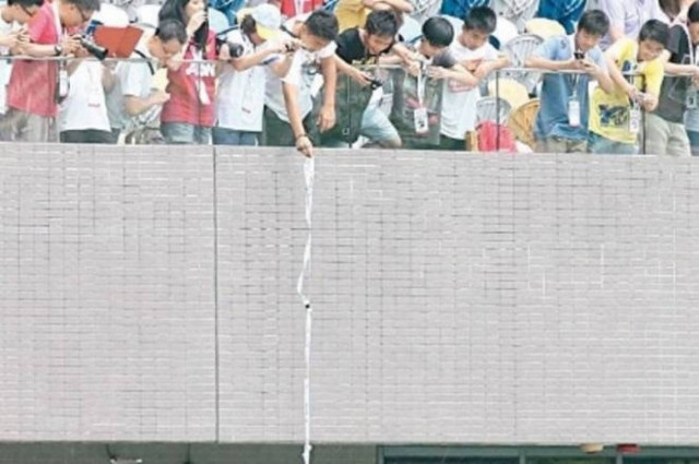 Οπαδός χρησιμοποίησε… σκοινί για να πάρει αυτόγραφο! (photo)