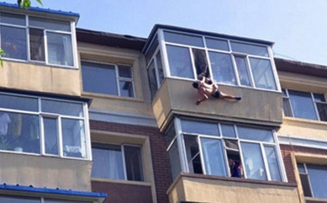 Απίστευτες εικόνες: Ξεγύμνωσε τον άνδρα της για να του σώσει τη... ζωή