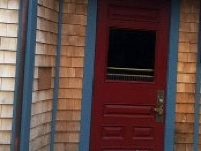 Έπαθαν ΣΟΚ με αυτό που βρήκαν έξω ακριβώς από την πόρτα τους!