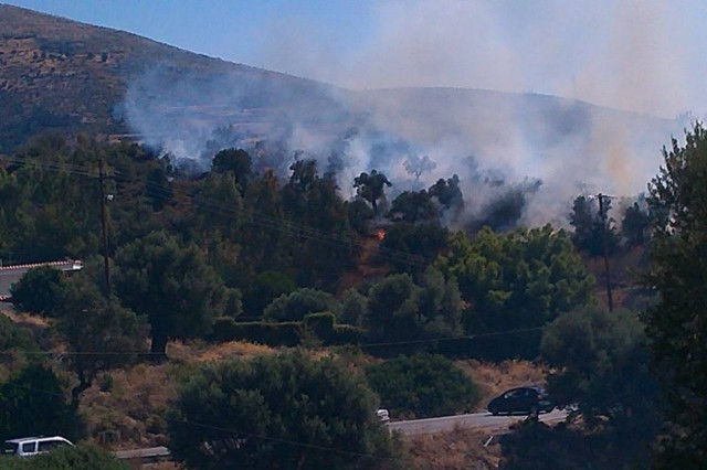 Μεγάλη φωτιά έξω από την Αμάρυνθο- Έκλεισε ο δρόμος