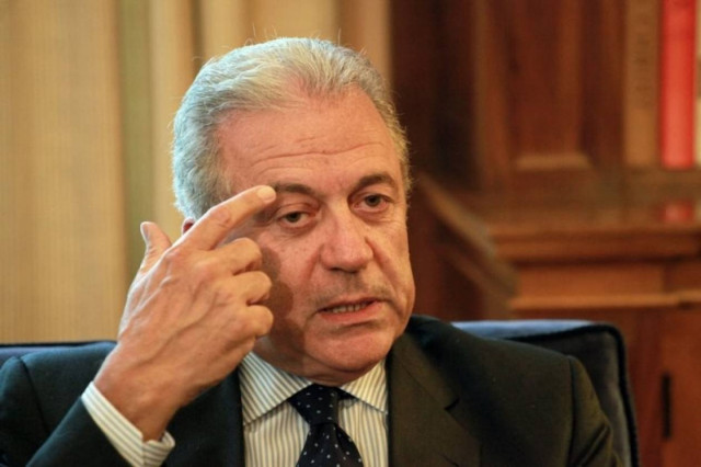 Ακόμα και στο αεροπλάνο έγραφε ο Δ. Αβραμόπουλος