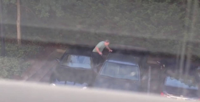 Απόλυτη εκδίκηση: Πάρκαρε σε δυο θέσεις και... δείτε τι έπαθε!