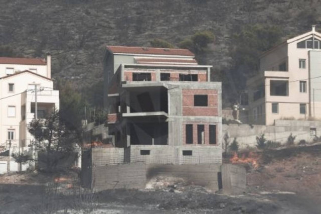 Κρανίου τόπος το Μαρκόπουλο – Εικόνες θλίψης από την πύρινη λαίλαπα