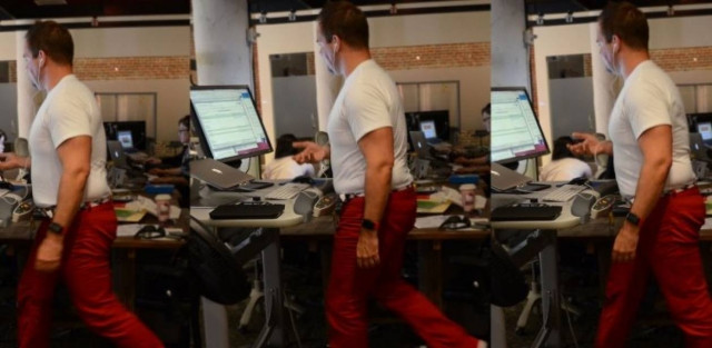 Γραφείο τοποθετημένο επάνω σε διάδρομο γυμναστικής