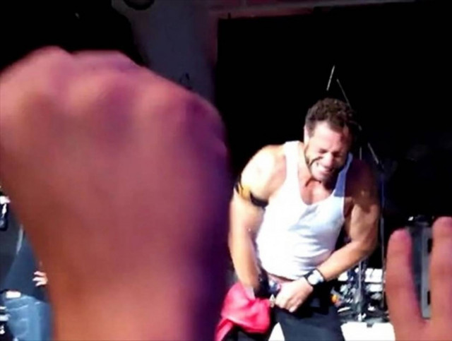 Οργή στη Ρωσία: Μπασίστας έβαλε τη σημαία στο εσώρουχό του