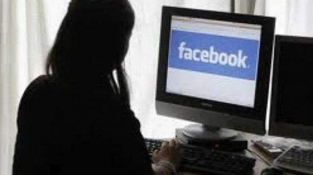 Σάλος με blog: «Κλέβει» τολμηρές φωτογραφίες Ελληνίδων από το Facebook