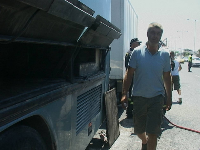 Φωτιά σε λεωφορείο εν κινήσει στην εθνική οδό (pics+vid)