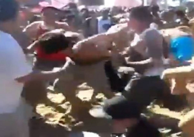 Βίντεο: Άγριο ξύλο σε παραλία