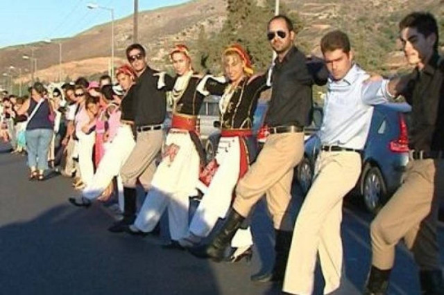 Όλη η Κρήτη πιάνει το χορό - Πεντοζάλης για... Γκίνες
