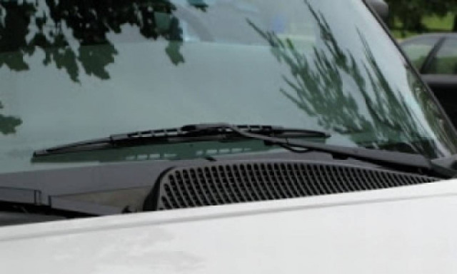 Aγανακτισμένος πολίτης έγραψε αυτό στο παρμπρίζ του αυτοκινήτου