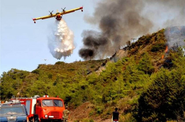 Σε ύφεση η μεγάλη πυρκαγιά στη Βαρυμπόμπη
