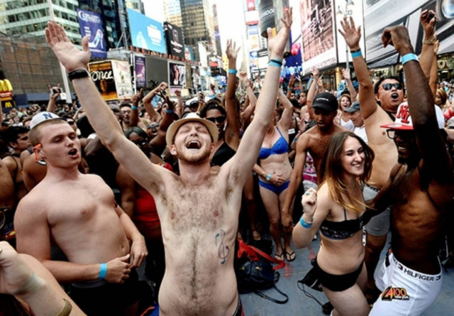 Βγήκαν στην Times Square με τα εσώρουχα (pics)