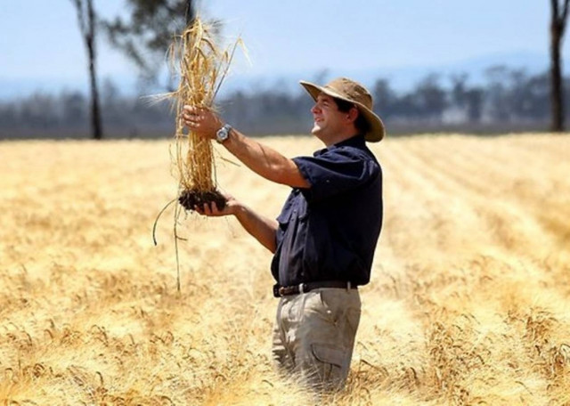 Οδήγησε τη μηχανή του με σπασμένο αυχένα για να βρει βοήθεια!