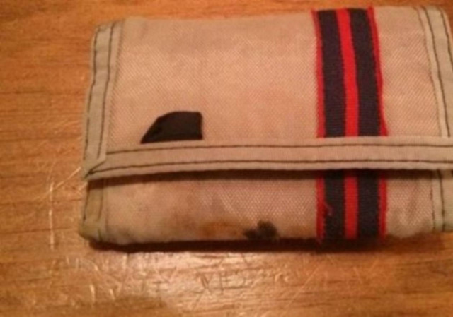 Του επέστρεψαν το χαμένο πορτοφόλι του με καθυστέρηση 25 ετών