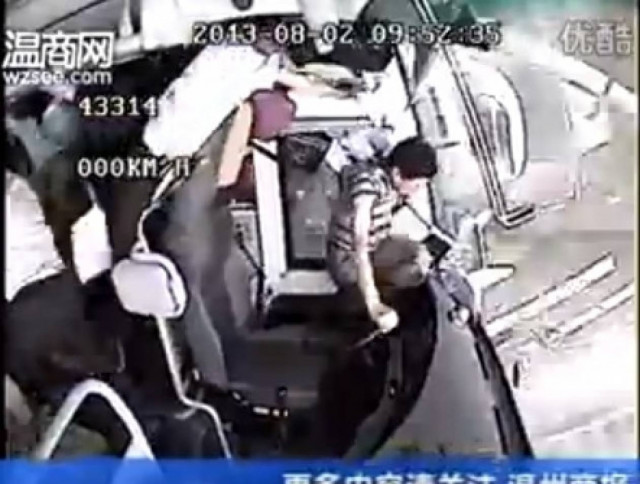 Βίντεο από τροχαίο που ΣΟΚΑΡΕΙ: Άνθρωποι εκσφενδονίζονται στην οροφή