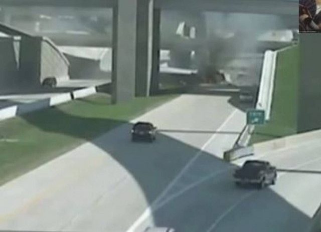 Βίντεο – ΣΟΚ: «Βουτιά θανάτου» νταλίκας σε αυτοκινητόδρομο