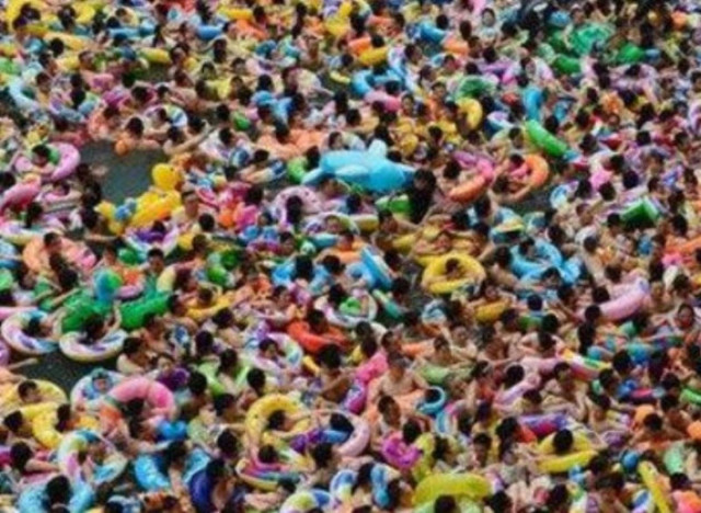 Δείτε την πιο συνωστισμένη πισίνα στον κόσμο (pic+ vid)