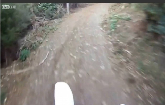 Θα δακρύσετε από τα γέλια: Δείτε τι συνέβη σε έναν μοτοσυκλετιστή!