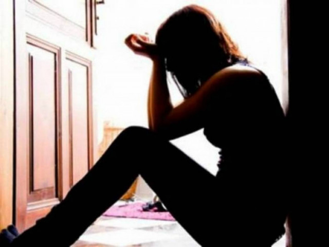 Σοκ- Κατήγγειλε τον πατριό της ότι την εξέδιδε επί 10 χρόνια