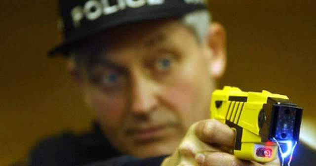 Έφηβος ξεψύχησε από χτύπημα με taser