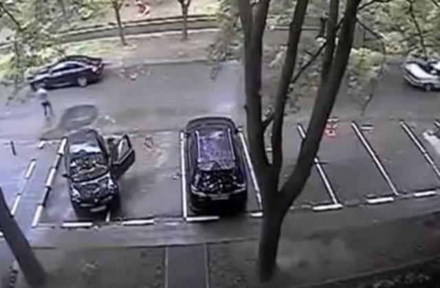 Δεν υπάρχει: Γυναίκα οδηγός προσπαθεί να ξεπαρκάρει! (Video)