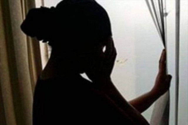 Ανατριχιαστική καταγγελία: Με βίαζε 10 χρόνια ο πατριός μου