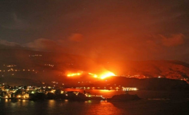 Στο έλεος της πυρκαγιάς η Άνδρος