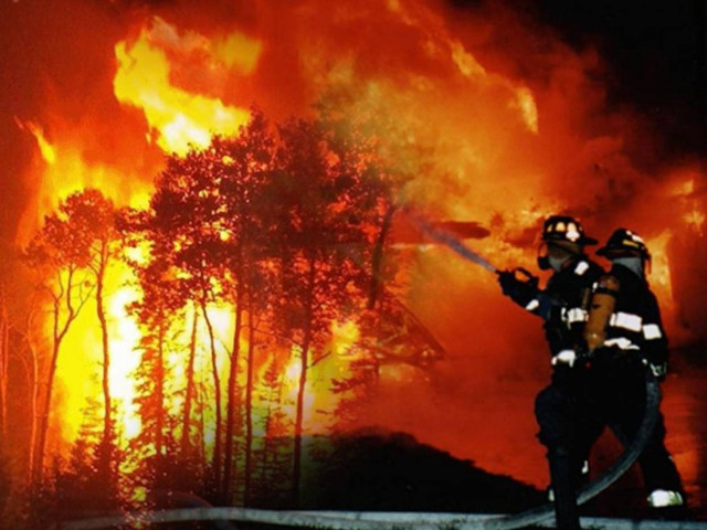 Μαίνεται η φωτιά στην Άνδρο