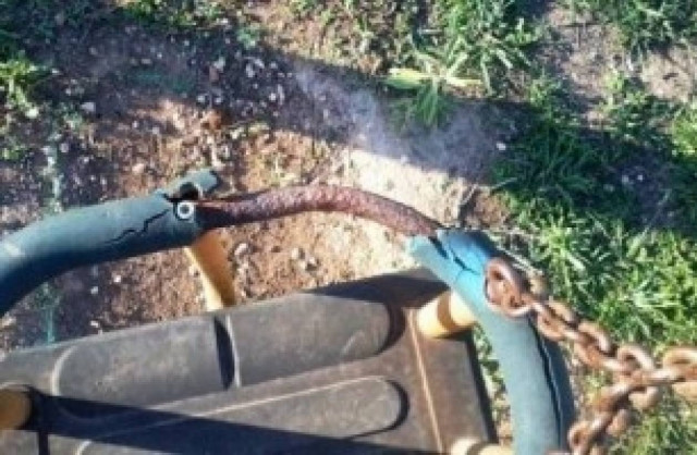 Επικίνδυνη παιδική χαρά στην Ανάβυσσο