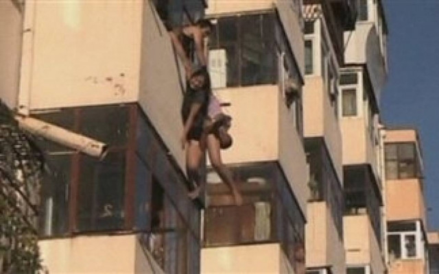 Βίντεο-ΣΟΚ: Σώθηκε την τελευταία στιγμή! Δείτε το πώς!