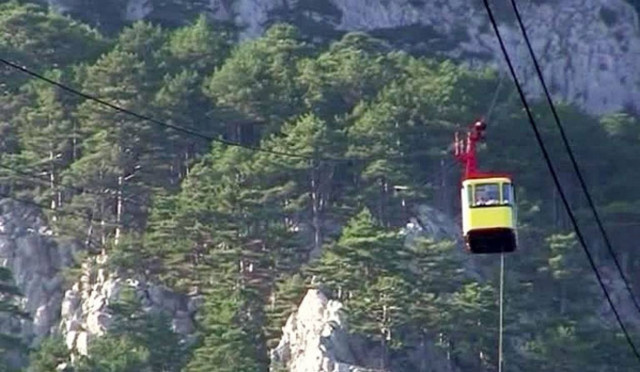 Ουκρανία: Διασώστες απομακρύνουν επιβάτες από τελεφερίκ στην Κριμαία