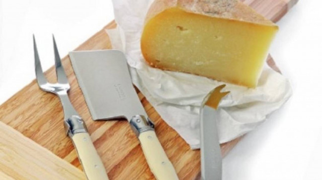 Πήγε να κόψει τυρί και κατέληξε... στο νοσοκομείο