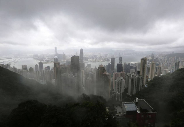 Το χάος προκαλεί στο Χονγκ Κονγκ ο τυφώνας Ουτόρ