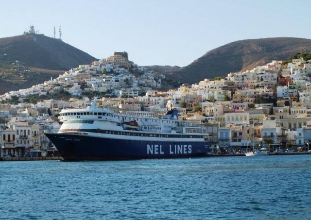 Σύρος: Η άγκυρα έφερε... ταλαιπωρία στους επιβάτες του «Άκουα Τζιούελ»