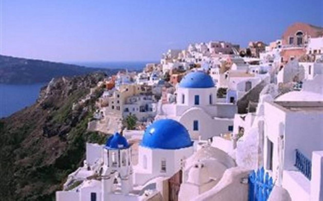 Έφτασαν οι γεννήτριες στη Σαντορίνη