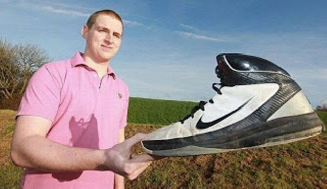 Ο άνθρωπος με τις μεγαλύτερες πατούσες στον κόσμο!! (φωτο)