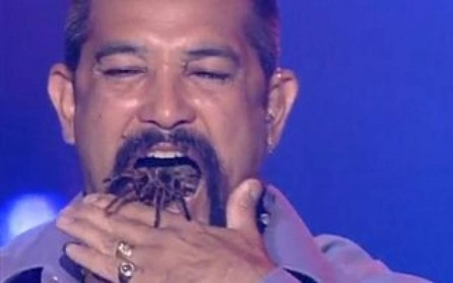 Αντέχετε να το δείτε; Έβαλε μια ταραντούλα στο στόμα και...