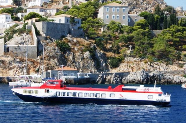 Μηχανική βλάβη για «ιπτάμενο δελφίνι» στην Ύδρα