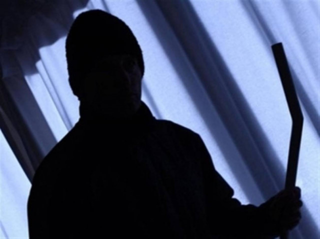 Πετάχτηκε από τον ύπνο του και είδε τους ληστές μέσα στο σπίτι του