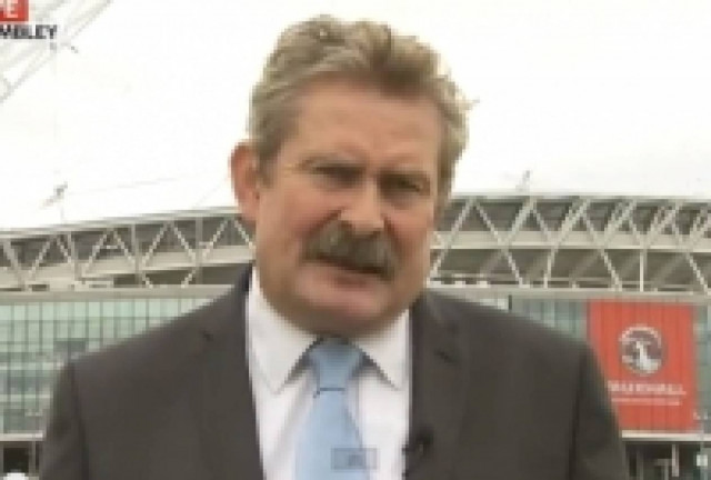 Βίντεο: Δημοσιογράφος πήρε... τούμπα σε ζωντανή σύνδεση!