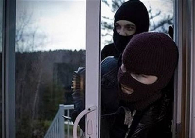 Μπήκαν στο σπίτι του, τον έδεσαν και τον λήστεψαν