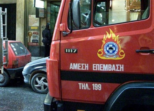 Στις φλόγες εγκαταλελειμμένο κτίριο στο λιμάνι της Πάτρας