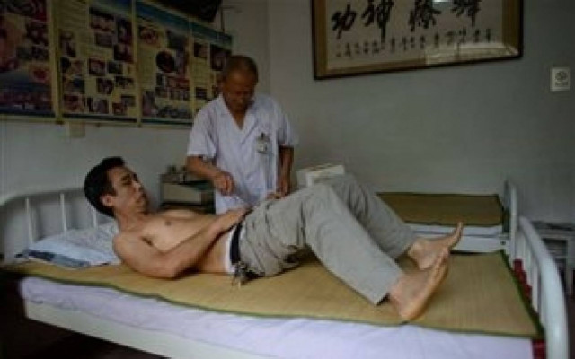 Αν είναι δυνατόν: Πληρώνουν για να τους τσιμπήσουν μέλισσες (pics)