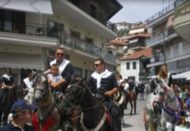 Δείτε πώς γιορτάζουν τον Δεκαπενταύγουστο στη Σιάτιστα (pics+vid)