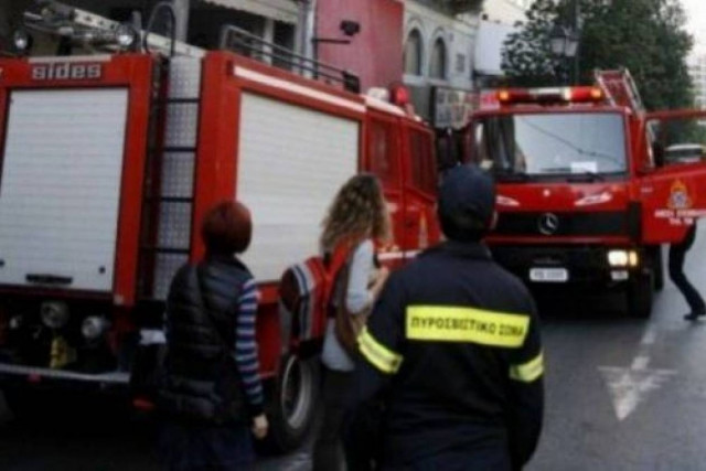 Φωτιά σε κατάστημα στο κέντρο του Ηρακλείου