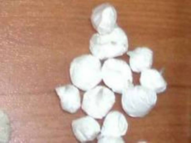 Kατάπιε τα ναρκωτικά που μετέφερε για να γλιτώσει τη σύλληψη και ...