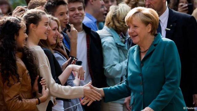 Σταθερά μπροστά η Μέρκελ