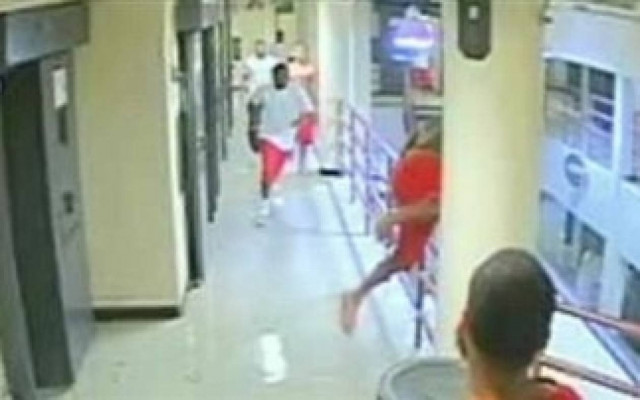 Βίντεο-ΣΟΚ: Τρεις εναντίον ενός σε φυλακή των ΗΠΑ