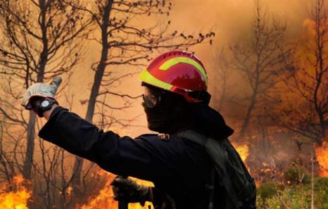 Περιορίζονται τα πύρινα μέτωπα
