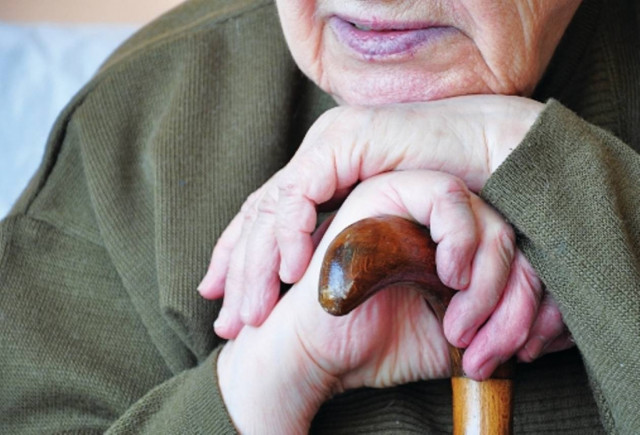 Λήστεψε τους γονείς της και εγκατέλειψε το παιδί της